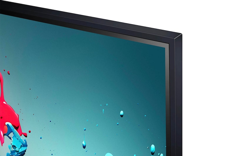 Nahaufnahme des schmalen Rahmens und des Designs der oberen rechten Ecke des LG QNED MiniLED AI QNED85 4K Smart Fernsehers.