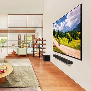 Schräge Ansicht des wandmontierten LG QNED MiniLED AI QNED85 4K Smart Fernsehers in einem modernen Wohnbereich, die sein schlankes Design zeigt.