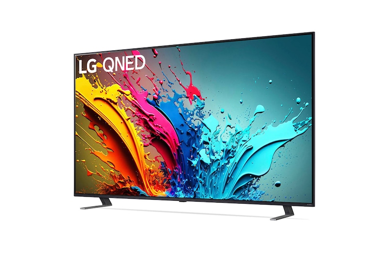 LG QNED MiniLED AI QNED85 4K Smart Fernseher aus einer leichten vorderen rechten Perspektive, zeigt Bildschirm und zentralen Standfuß.
