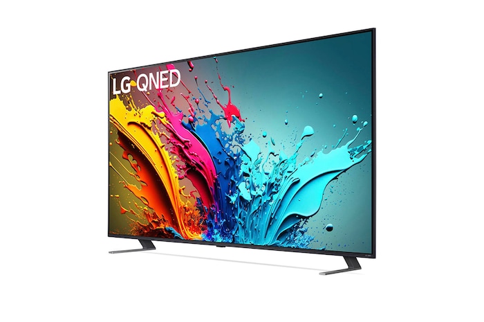 LG QNED MiniLED AI QNED85 4K Smart Fernseher aus einer stärker angewinkelten vorderen rechten Perspektive, zeigt Bildschirm und zentralen Standfuß.