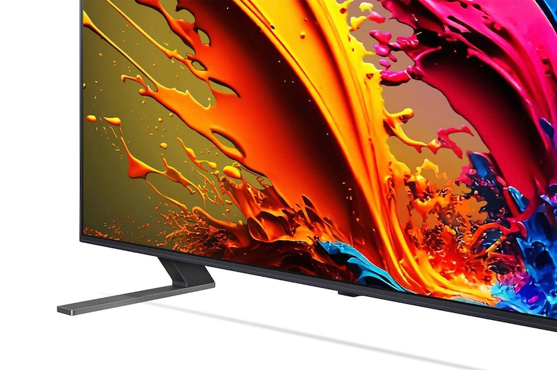 Nahaufnahme des zentralen Standfußes und des unteren Rahmendesigns des LG QNED MiniLED AI QNED85 4K Smart Fernsehers.