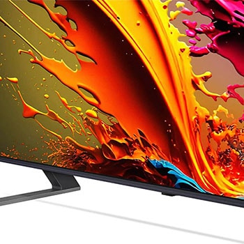 Nahaufnahme des zentralen Standfußes und des unteren Rahmendesigns des LG QNED MiniLED AI QNED85 4K Smart Fernsehers.