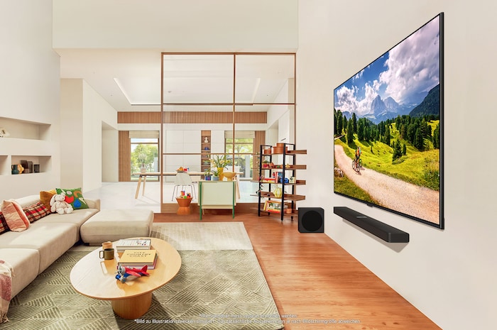 Schräge Ansicht des wandmontierten LG QNED80 AI 4K Smart Fernsehers in einem modernen Wohnbereich, die sein schlankes Design zeigt.