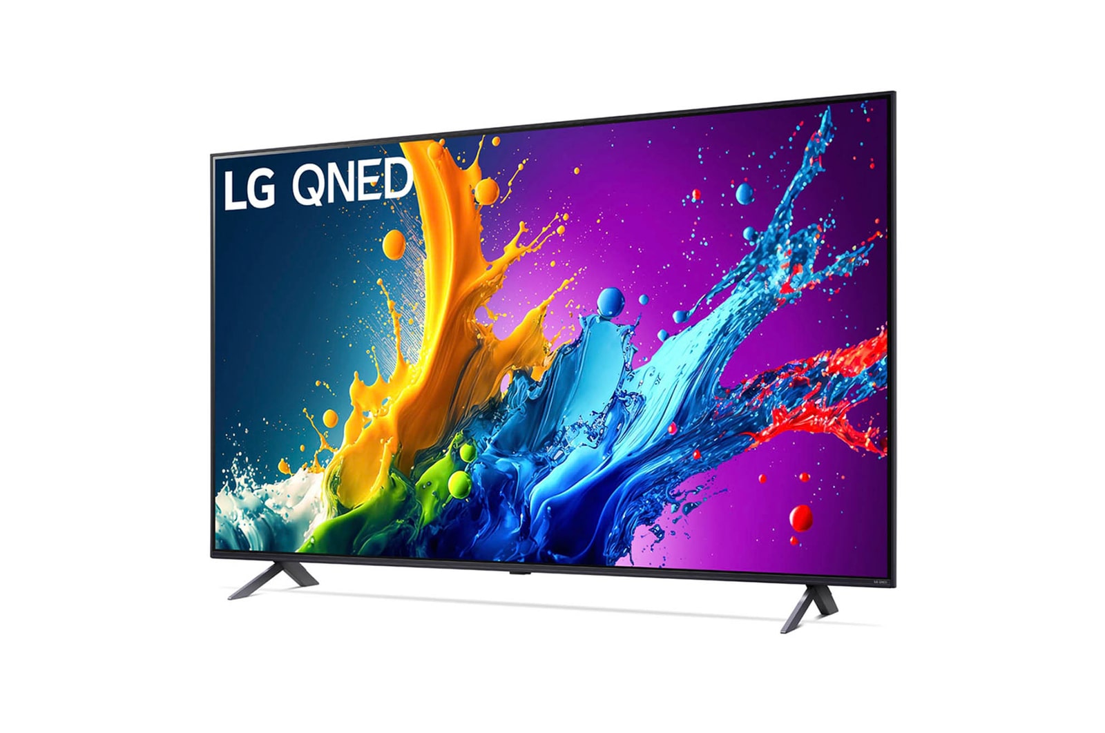 LG QNED80 AI 4K Smart Fernseher aus einer leichten vorderen rechten Perspektive, zeigt Bildschirm und Standfuß.