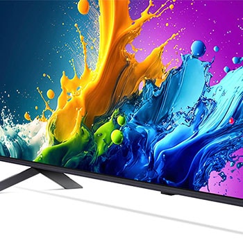 Nahaufnahme des linken Standfußes und des unteren Eckdesigns des LG QNED80 AI 4K Smart Fernsehers.