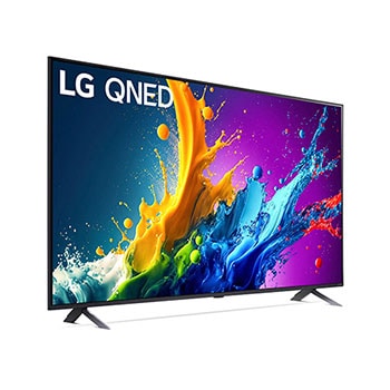 LG QNED80 AI 4K Smart Fernseher aus einer stärker angewinkelten vorderen linken Perspektive, zeigt Bildschirm und Standfuß.