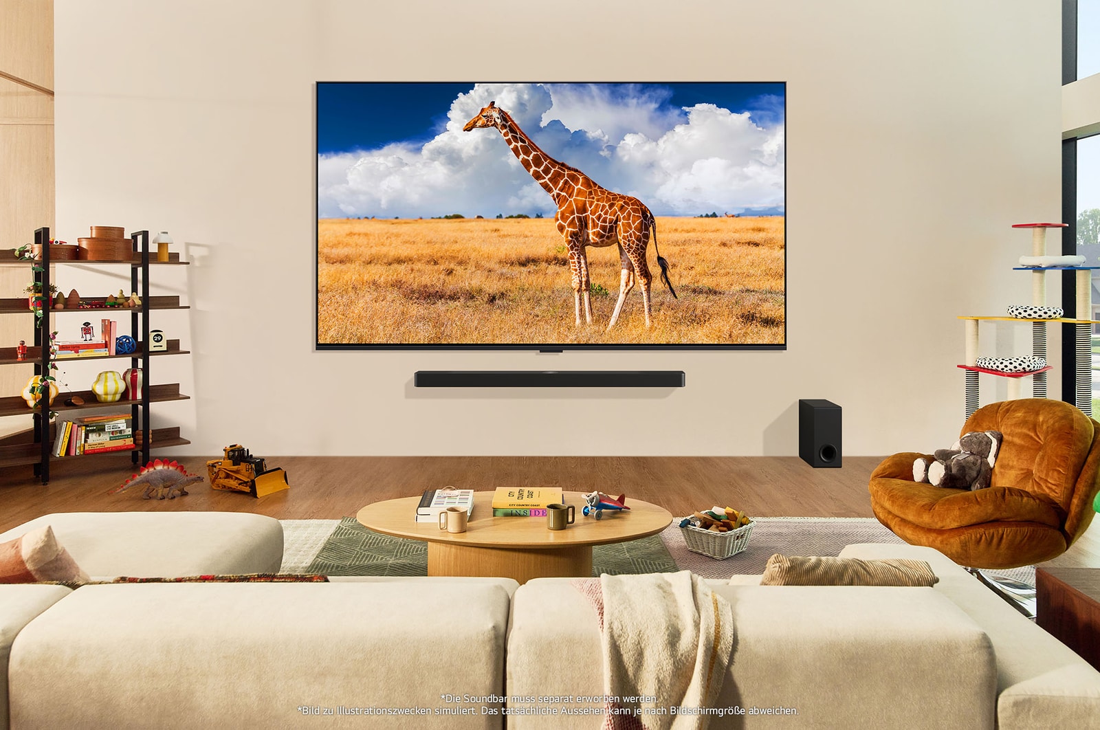 LG QNED MiniLED AI QNED89 4K Smart Fernseher an der Wand montiert in einem Familienzimmer, zeigt ein lebendiges Bild einer Giraffe.