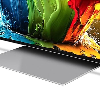 Nahaufnahme des Standfußes und des unteren Rahmens des LG QNED99 AI 8K Smart Fernsehers, die das Design und die Oberfläche des Standfußes zeigt.