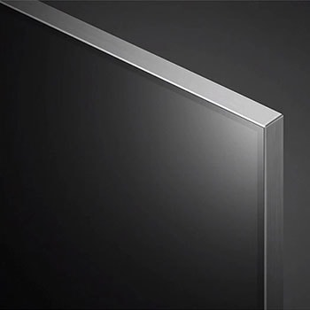 Nahaufnahme des schmalen Rahmens und des Designs der oberen rechten Ecke des LG QNED99 AI 8K Smart Fernsehers.