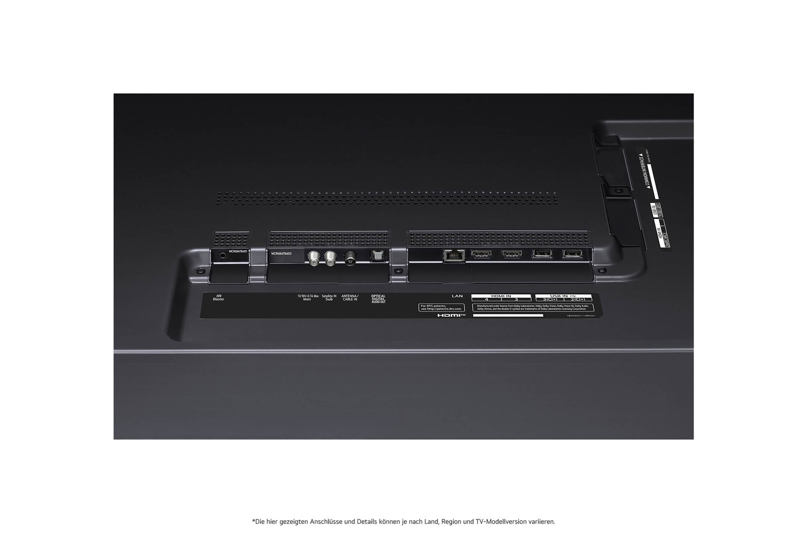 Nahaufnahme des optischen digitalen Audioausgangs und des LAN-Anschlusses auf der Rückseite des LG QNED99 AI 8K Smart Fernsehers.