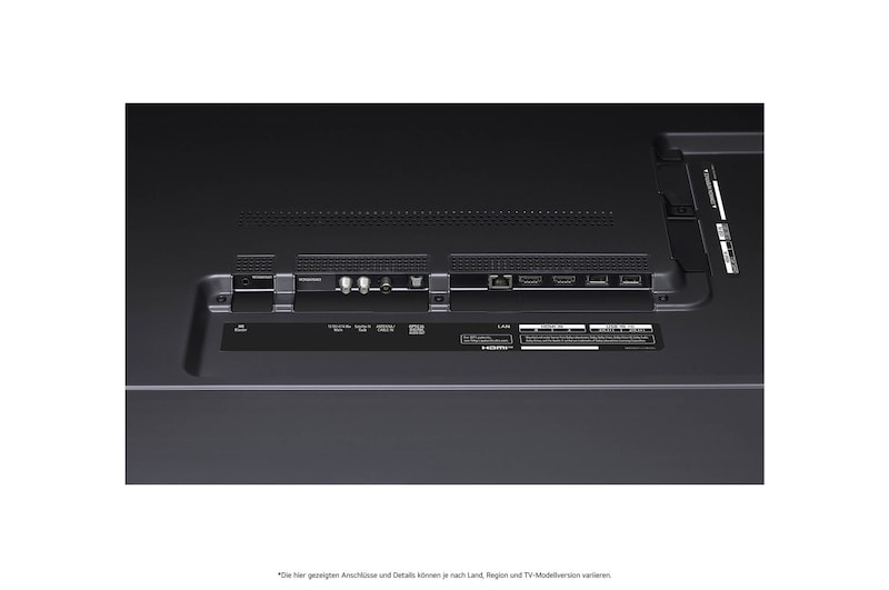 Nahaufnahme des optischen digitalen Audioausgangs und des LAN-Anschlusses auf der Rückseite des LG QNED99 AI 8K Smart Fernsehers.