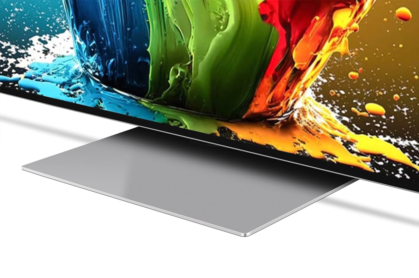 Nahaufnahme des Standfußes und des unteren Rahmens des LG QNED99 AI 8K Smart Fernsehers, die das Design und die Oberfläche des Standfußes zeigt.