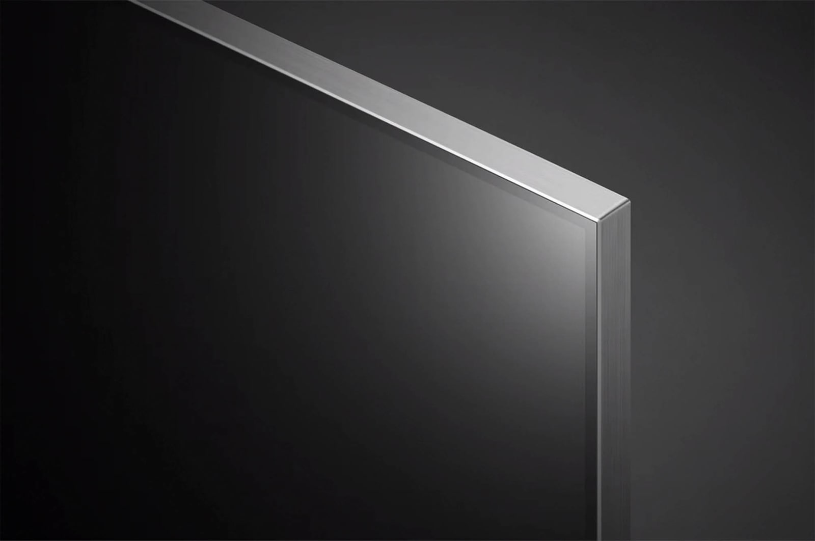 Nahaufnahme des schmalen Rahmens und des Designs der oberen rechten Ecke des LG QNED99 AI 8K Smart Fernsehers.