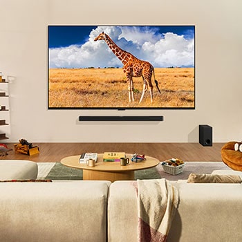 LG QNED MiniLED AI QNED91 4K Smart Fernseher an der Wand montiert in einem Familienzimmer, zeigt ein lebendiges Bild einer Giraffe.