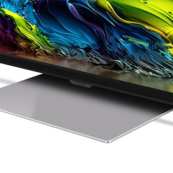 Nahaufnahme des zentralen Standfußes und des unteren Rahmendesigns des LG QNED MiniLED AI QNED91 4K Smart Fernsehers.