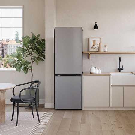 LG Kühl-Gefrierkombination GBV310TBPY in Prime Silver, integriert in eine moderne, helle Küche, demonstriert ihr elegantes Flat Door Design.