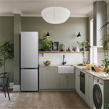 LG Kühl-Gefrierkombination GBV5240APY in Prime Silver, integriert in eine moderne, 203 cm hohe Küche, demonstriert ihr elegantes Flat Door Design.