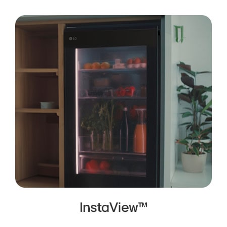LG InstaView Kühl-Gefrierkombination GBG5160CEV in Essence Black Steel, die durch das beleuchtete Fenster den vollen Inhalt zeigt, um Energie zu sparen.