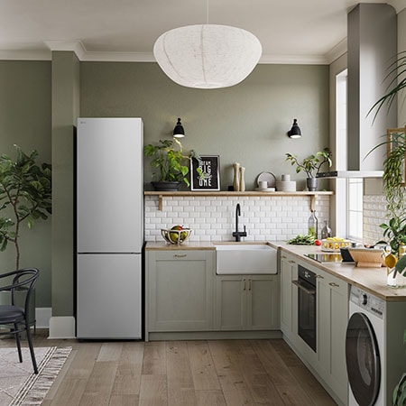 LG Kühl-Gefrierkombination GBV22NCCPY in Prime Silver, integriert in eine moderne, 203 cm hohe Küche, demonstriert ihr elegantes Flat Door Design.