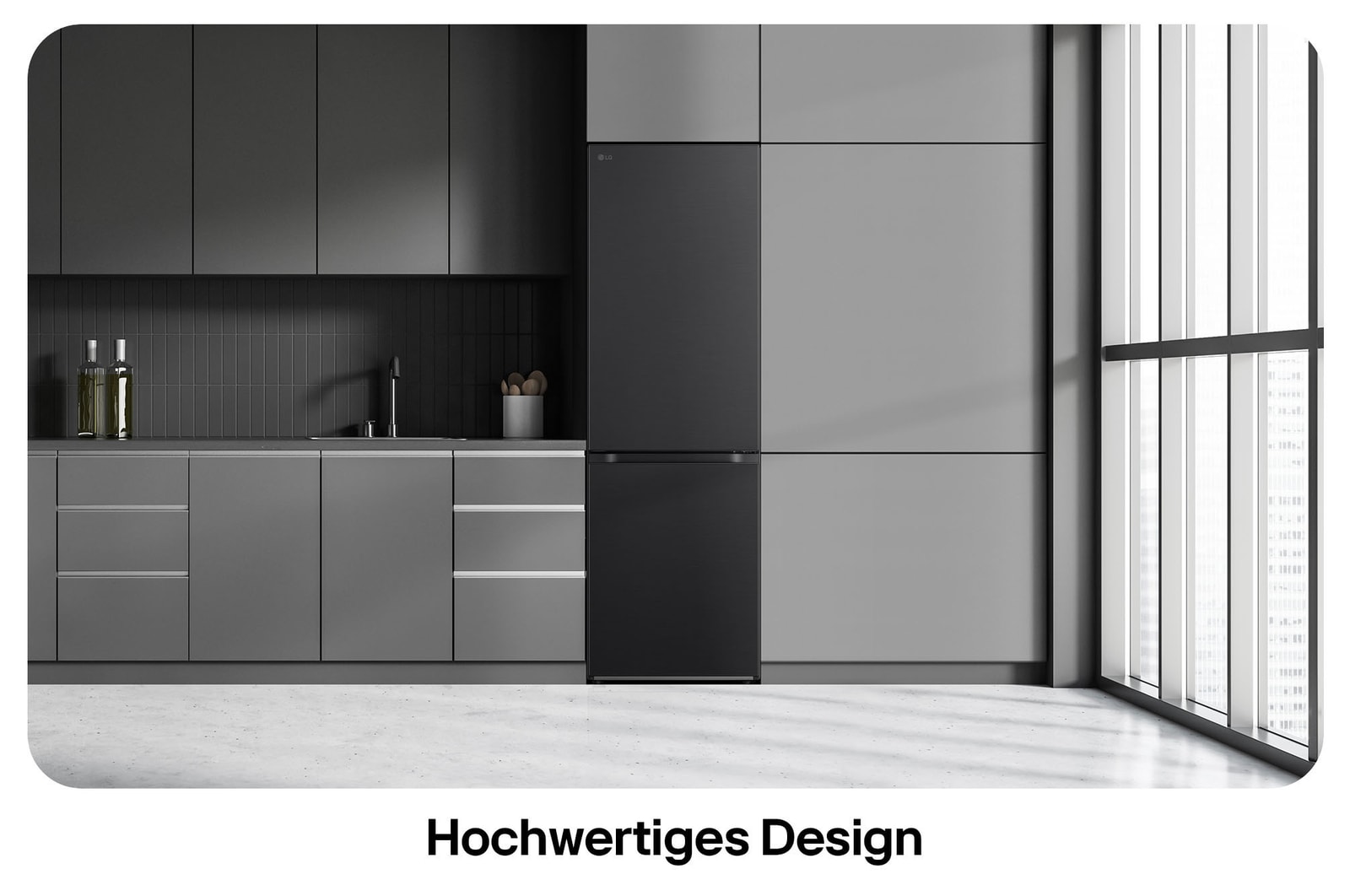 LG Kühl-Gefrierkombination GBV3100AEP in mattem Schwarz, zeigt das Modern Flat Door Design und die nahtlose Integration in die dunkelgraue Küchenzeile.