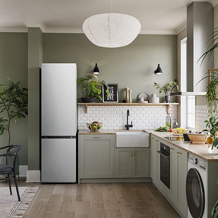 LG Kühl-Gefrierkombination GBV7280AMB in Metal Sorbet, 203 cm hoch, integriert in eine moderne Küche, demonstriert ihr elegantes Flat Door Design.