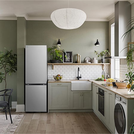 LG Kühl-Gefrierkombination GBV3100BPY in Prime Silver, integriert in eine moderne, naturinspirierte Küche, demonstriert ihr elegantes Flat Door Design.