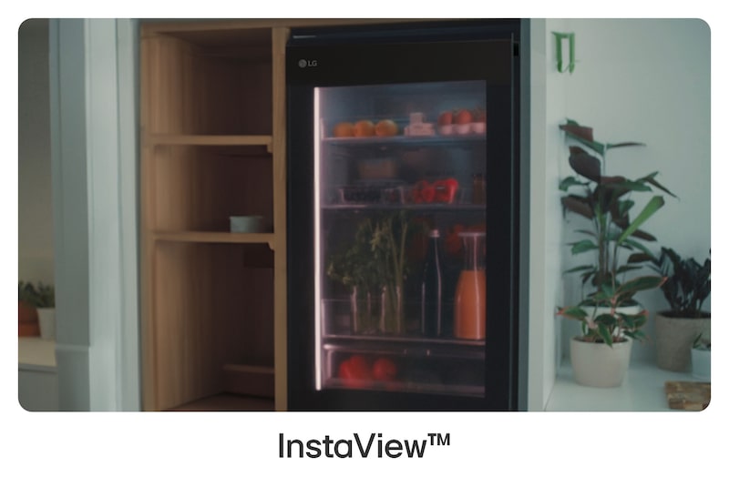 LG InstaView Kühl-Gefrierkombination GBG7190CEV in Essence Black Steel, die durch das beleuchtete Fenster den vollen Inhalt zeigt, um Energie zu sparen.