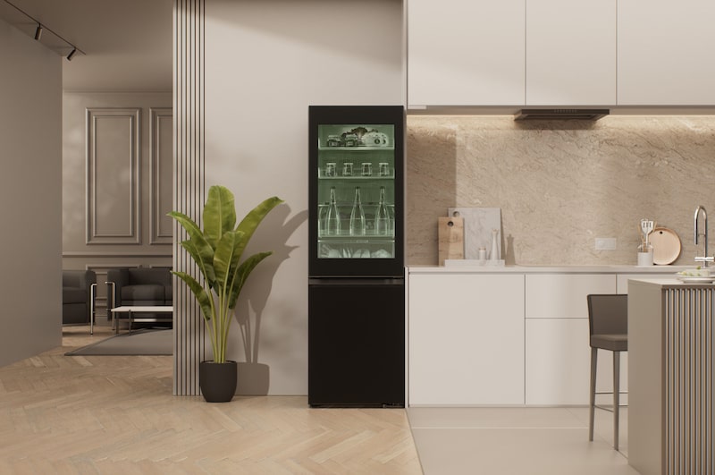LG InstaView Kühl-Gefrierkombination GBG7190CEV in Essence Black Steel in einer modernen, offenen Küche, die elegantes Design und Instaview-Funktion hervorhebt.