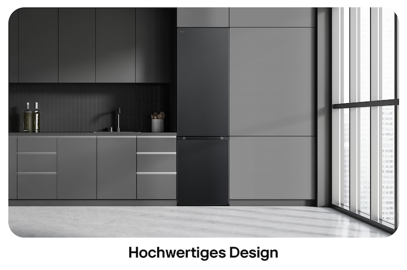 LG Kühl-Gefrierkombination GBV7280CEV in Essence Black Steel, zeigt das 203 cm hohe Flat Door Design und die nahtlose Integration in die dunkelgraue Küche.