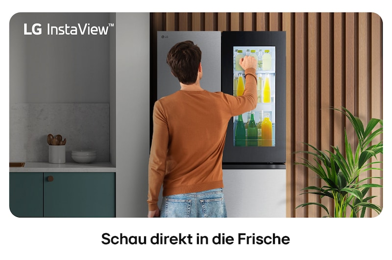 LG Multi-Door Kühlschrank GMG961MBKE in Edelstahl-Optik, mit der InstaView™ Door-in-Door®-Funktion, wobei eine Person Getränke aus dem leicht zugänglichen Fach entnimmt.