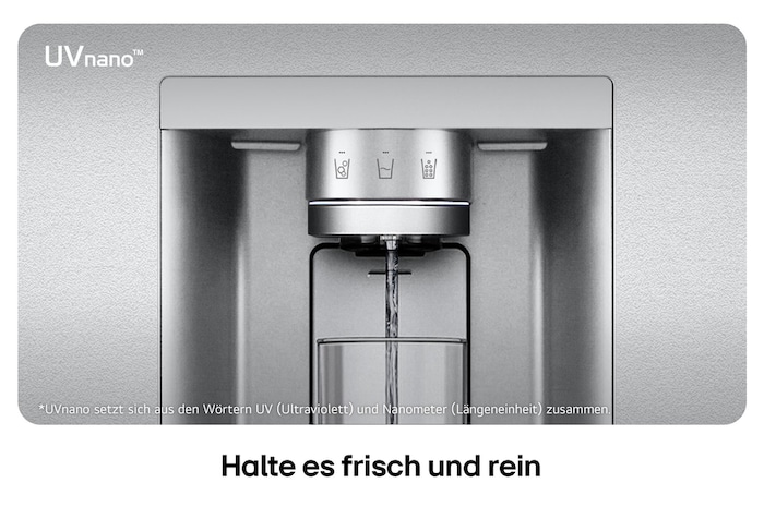 Nahaufnahme des Wasserspenders vom LG Multi-Door Kühlschrank GMG961MBKE in Edelstahl-Optik, mit der UVnano™-Technologie, die die Wasserdüse mit UV-Licht reinigt.