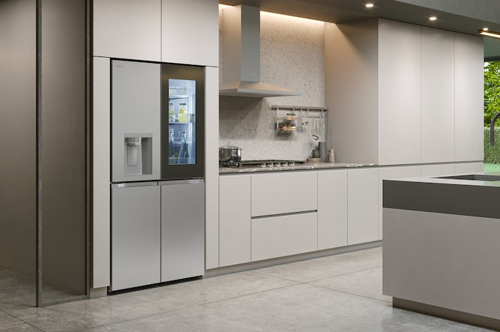LG Multi-Door Kühlschrank GMG961MBKE in Edelstahl-Optik, integriert in eine moderne, helle Küche mit minimalistischen Schränken.