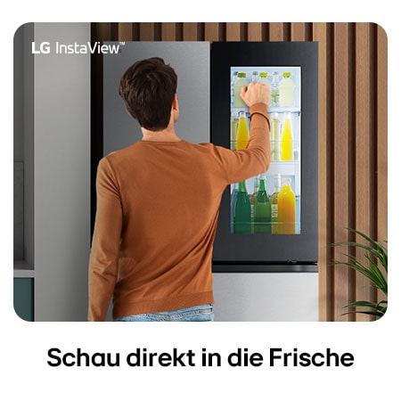 LG Multi-Door Kühlschrank GMG961MBKE in Edelstahl-Optik, mit der InstaView™ Door-in-Door®-Funktion, wobei eine Person Getränke aus dem leicht zugänglichen Fach entnimmt.