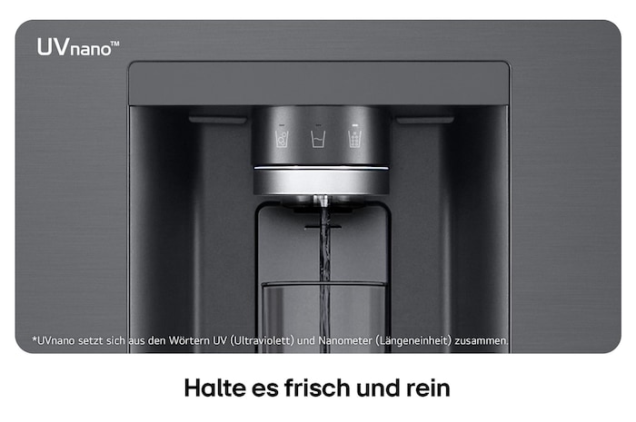 Nahaufnahme des Wasserspenders vom LG Multi-Door Kühlschrank GMG961EVKE in mattem Schwarz-Stahl, mit der UVnano™-Technologie, die die Wasserdüse mit UV-Licht reinigt.
