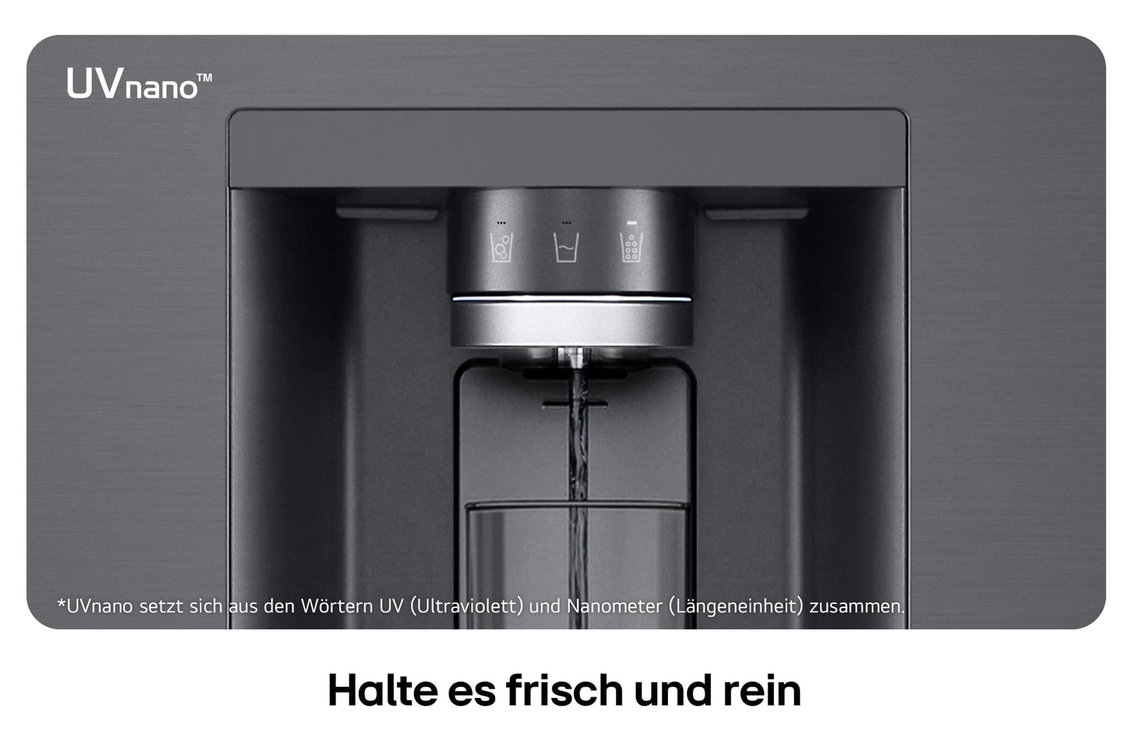 Nahaufnahme des Wasserspenders vom LG Multi-Door Kühlschrank GMG961EVKE in mattem Schwarz-Stahl, mit der UVnano™-Technologie, die die Wasserdüse mit UV-Licht reinigt.