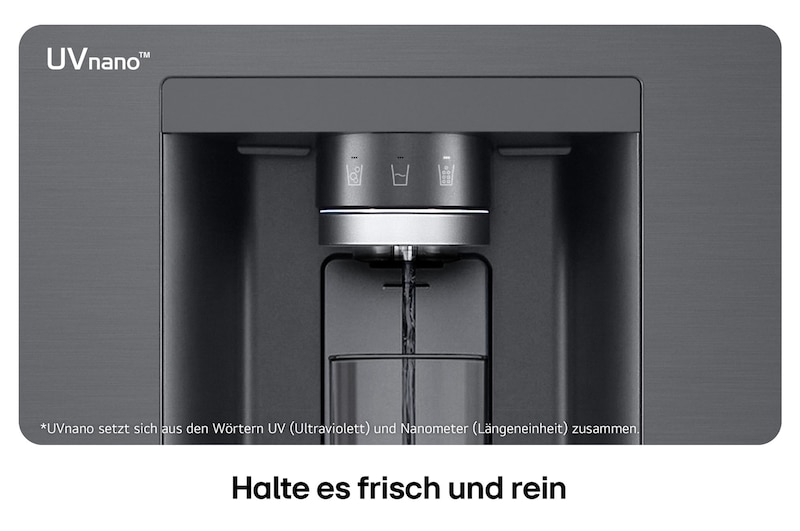 Nahaufnahme des Wasserspenders vom LG Multi-Door Kühlschrank GMG961EVKE in mattem Schwarz-Stahl, mit der UVnano™-Technologie, die die Wasserdüse mit UV-Licht reinigt.