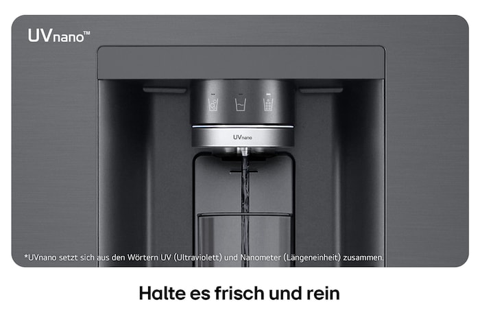 Nahaufnahme des Wasserspenders vom LG Multi-Door Kühlschrank GML960EVBE in mattem Schwarz-Stahl, mit der UVnano™-Technologie, die die Wasserdüse mit UV-Licht reinigt.