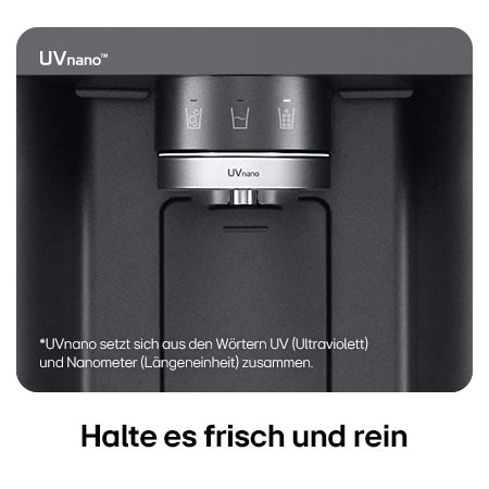 Nahaufnahme des Wasserspenders vom LG Multi-Door Kühlschrank GML960EVBE in mattem Schwarz-Stahl, mit der UVnano™-Technologie, die die Wasserdüse mit UV-Licht reinigt.