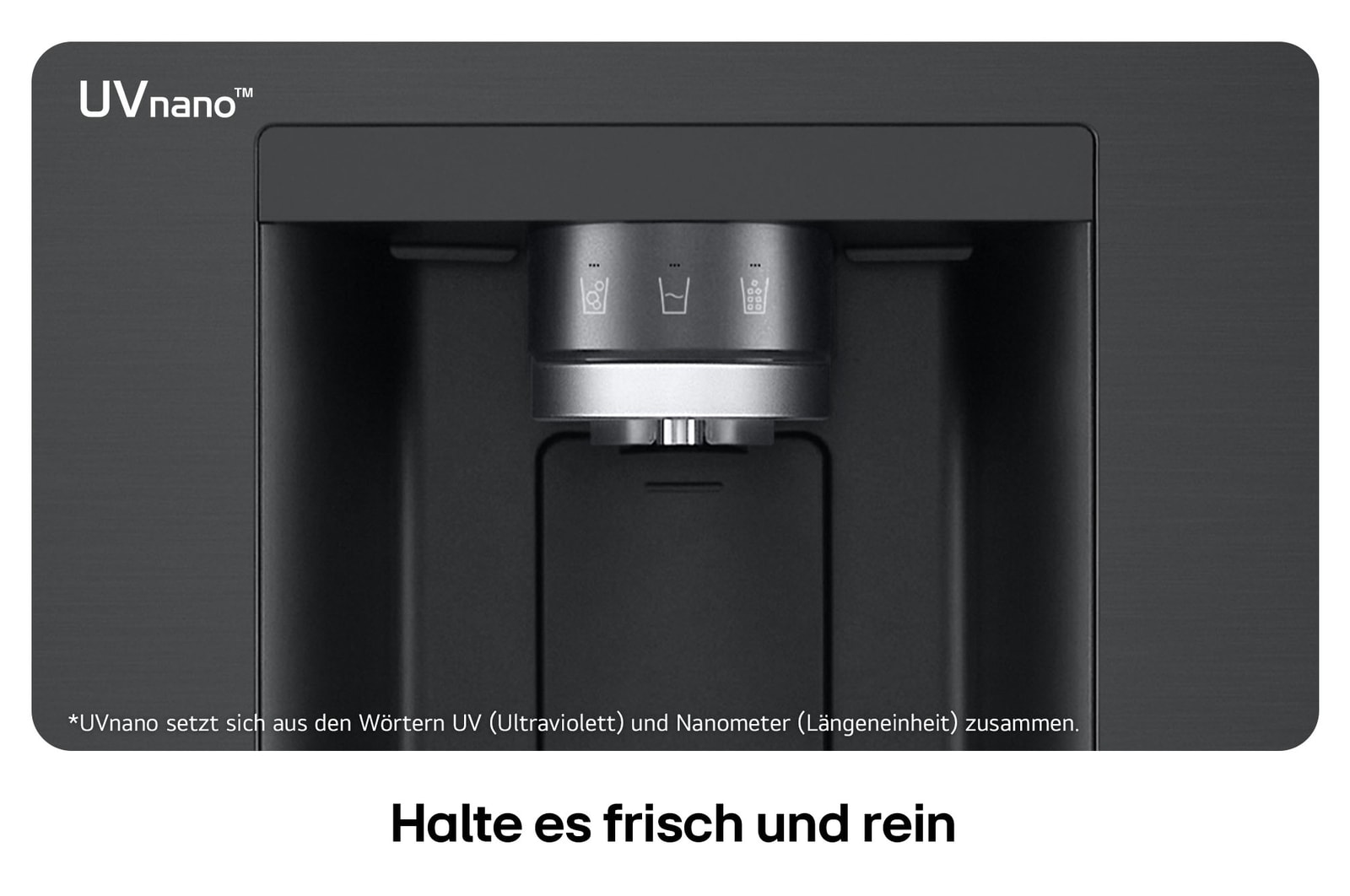 Nahaufnahme des Wasserspenders vom LG Multi-Door Kühlschrank GMG761EPAE in Schwarz, mit der UVnano™-Technologie, die die Wasserdüse mit UV-Licht reinigt.