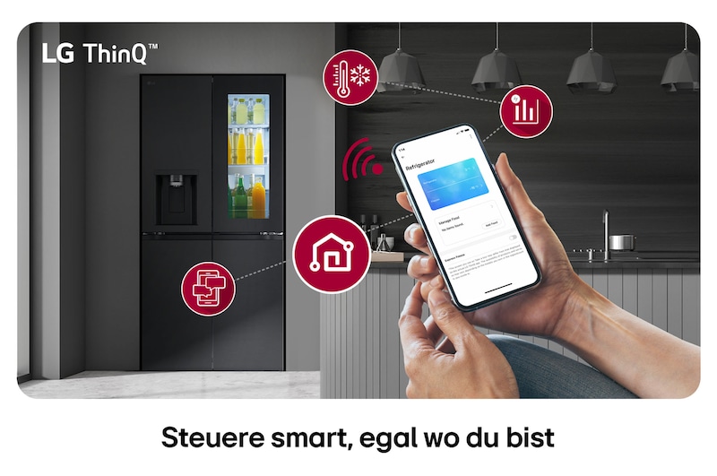 LG Multi-Door Kühlschrank GMG761EPAE und eine Hand, die die Temperaturkontrolle über die LG ThinQ™ App auf einem Smartphone verwaltet.