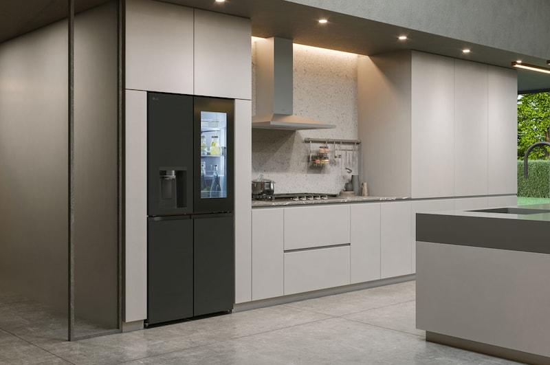 LG Multi-Door Kühlschrank GMG761EPAE in matter schwarzer Ausführung, integriert in eine moderne, minimalistische Küche mit hellgrauen Schränken und Unterschränken.