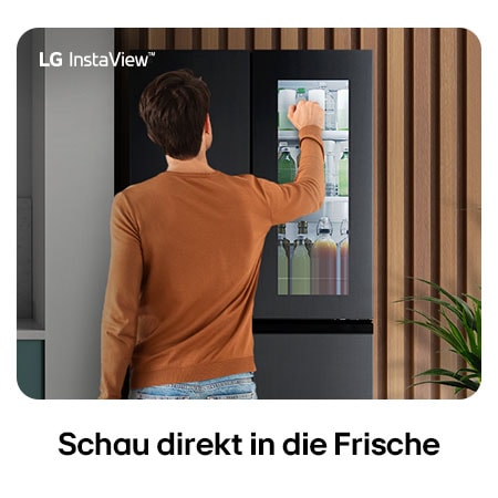 LG Multi-Door Kühlschrank GMG761EPAE in matter schwarzer Ausführung, mit der InstaView™ Door-in-Door® Funktion, wobei eine Person nach Getränken greift, ohne die Haupttür zu öffnen.