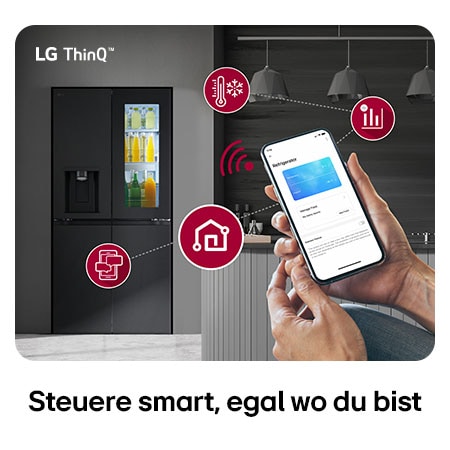 LG Multi-Door Kühlschrank GMG761EPAE und eine Hand, die die Temperaturkontrolle über die LG ThinQ™ App auf einem Smartphone verwaltet.