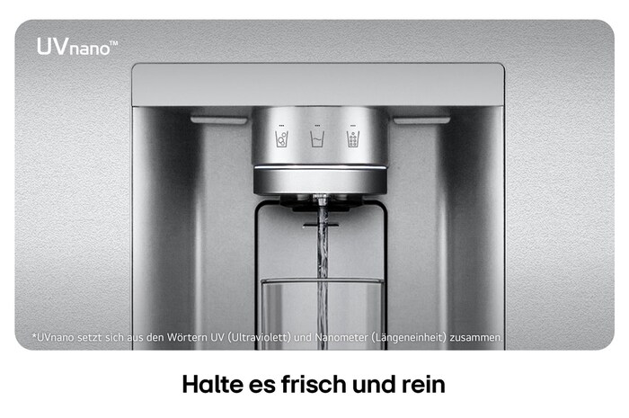Nahaufnahme des Wasserspenders vom LG Multi-Door Kühlschrank GMG960MBJE in Edelstahl-Optik, mit der UVnano™-Technologie, die die Wasserdüse mit UV-Licht reinigt.