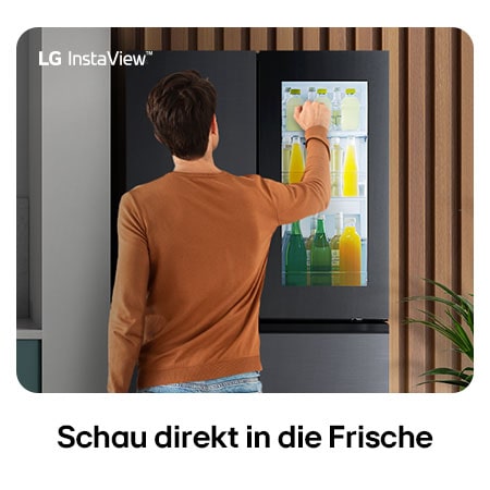 LG Multi-Door Kühlschrank GMG960EVJE in mattem Schwarz, mit der InstaView™ Door-in-Door®-Funktion, wobei eine Person Getränke aus dem leicht zugänglichen Fach entnimmt.