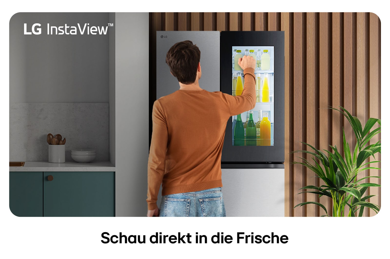 LG Multi-Door Kühlschrank GMG960MBEE in Edelstahl-Optik, mit der InstaView™ Door-in-Door®-Funktion, wobei eine Person Getränke aus dem leicht zugänglichen Fach entnimmt.