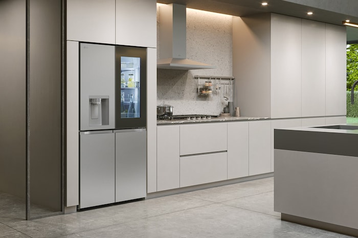 LG Multi-Door Kühlschrank GMG960MBEE in Edelstahl-Optik, integriert in eine moderne, helle Küche mit minimalistischen Schränken.