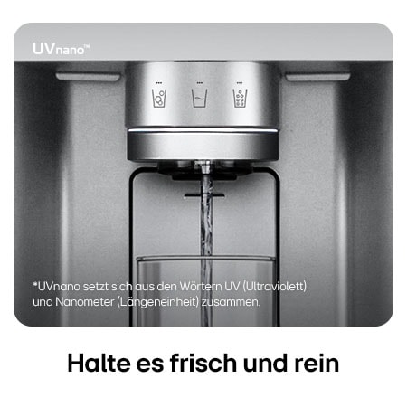 Nahaufnahme des Wasserspenders vom LG Multi-Door Kühlschrank GMG960MBEE in Edelstahl-Optik, mit der UVnano™-Technologie, die die Wasserdüse mit UV-Licht reinigt.