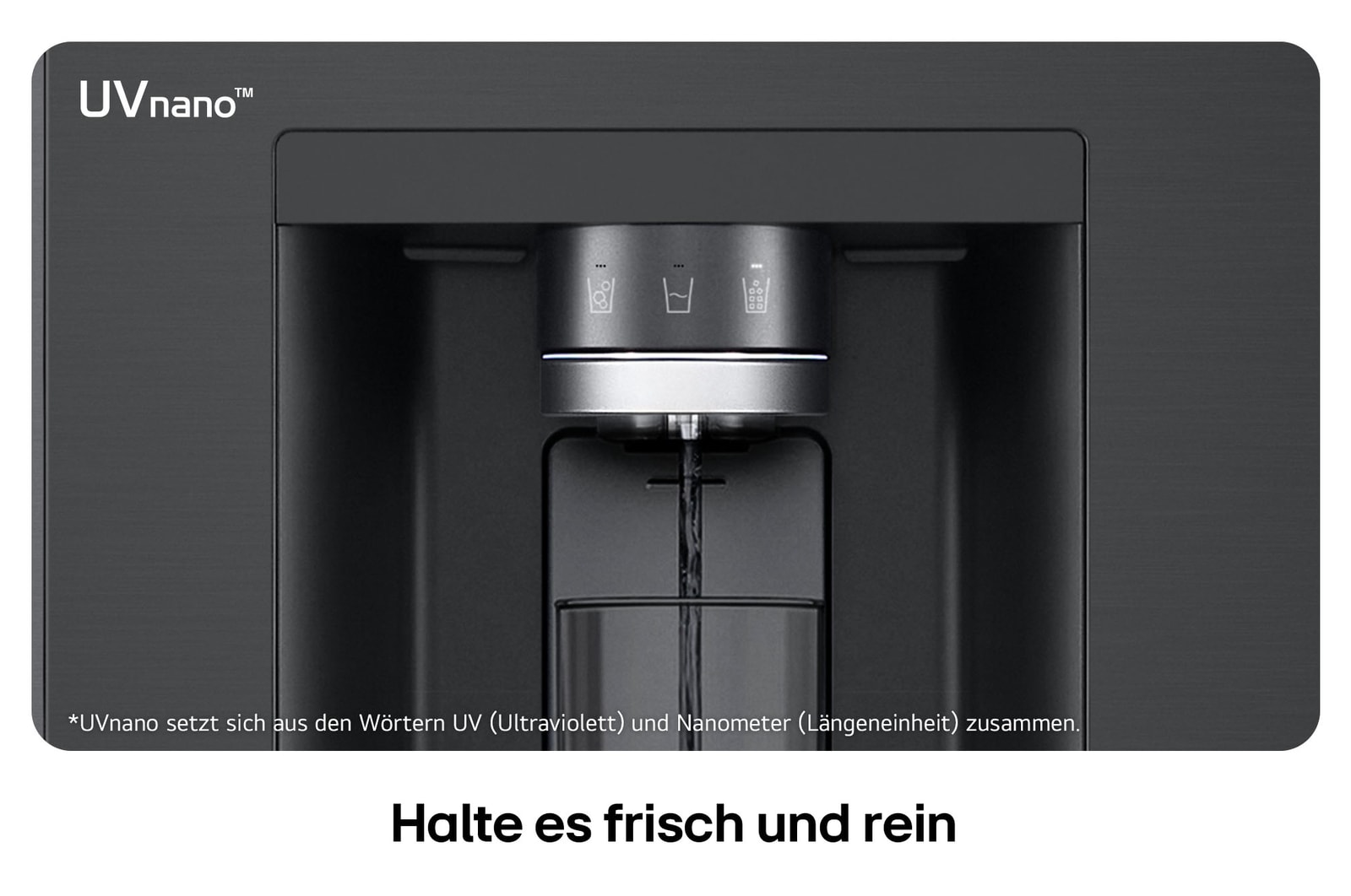 Nahaufnahme des Wasserspenders vom LG Multi-Door Kühlschrank GML861EPPE in Schwarz, mit der UVnano™-Technologie, die die Wasserdüse mit UV-Licht reinigt.