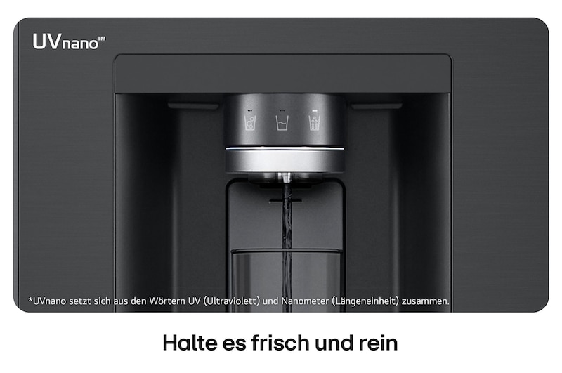 Nahaufnahme des Wasserspenders vom LG Multi-Door Kühlschrank GML861EPPE in Schwarz, mit der UVnano™-Technologie, die die Wasserdüse mit UV-Licht reinigt.